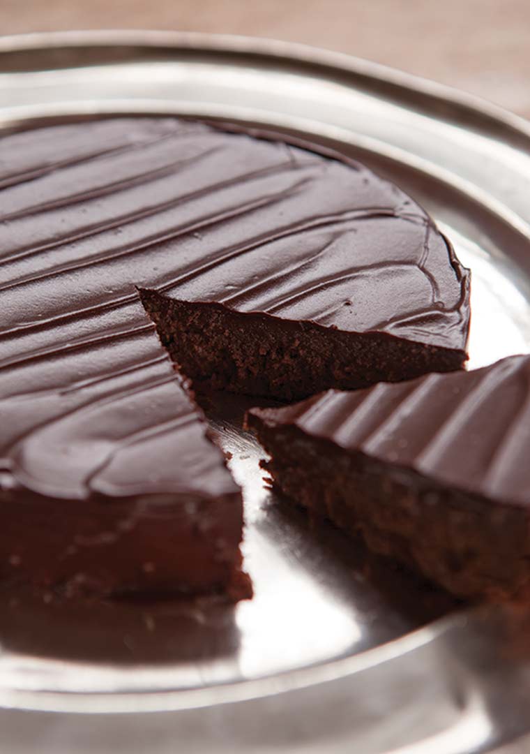Award-winning gluten free rich chocolate cake made with gluten free ingredients: organic ground almonds and dark chocolate, and Kingston 62 Jamaica rum. Covered with dark chocolate ganache. All ingredients gluten-free. This cake won a Great Taste award in 2013, and a Bronze medal at the FreeFrom Food Awards 2017. Also available diary free